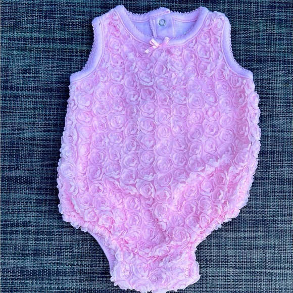 🍭Vitamins Baby Soft Pink one piece floral aplique - Picture 1 of 11